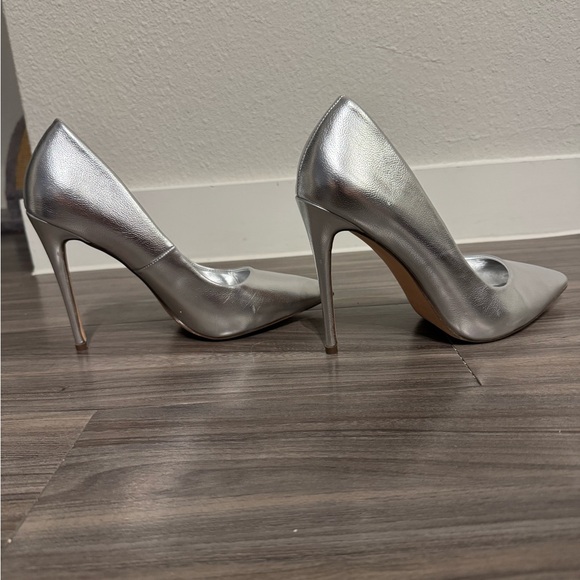 Metallic silver pointed toe pumps - Picture 6 of 8